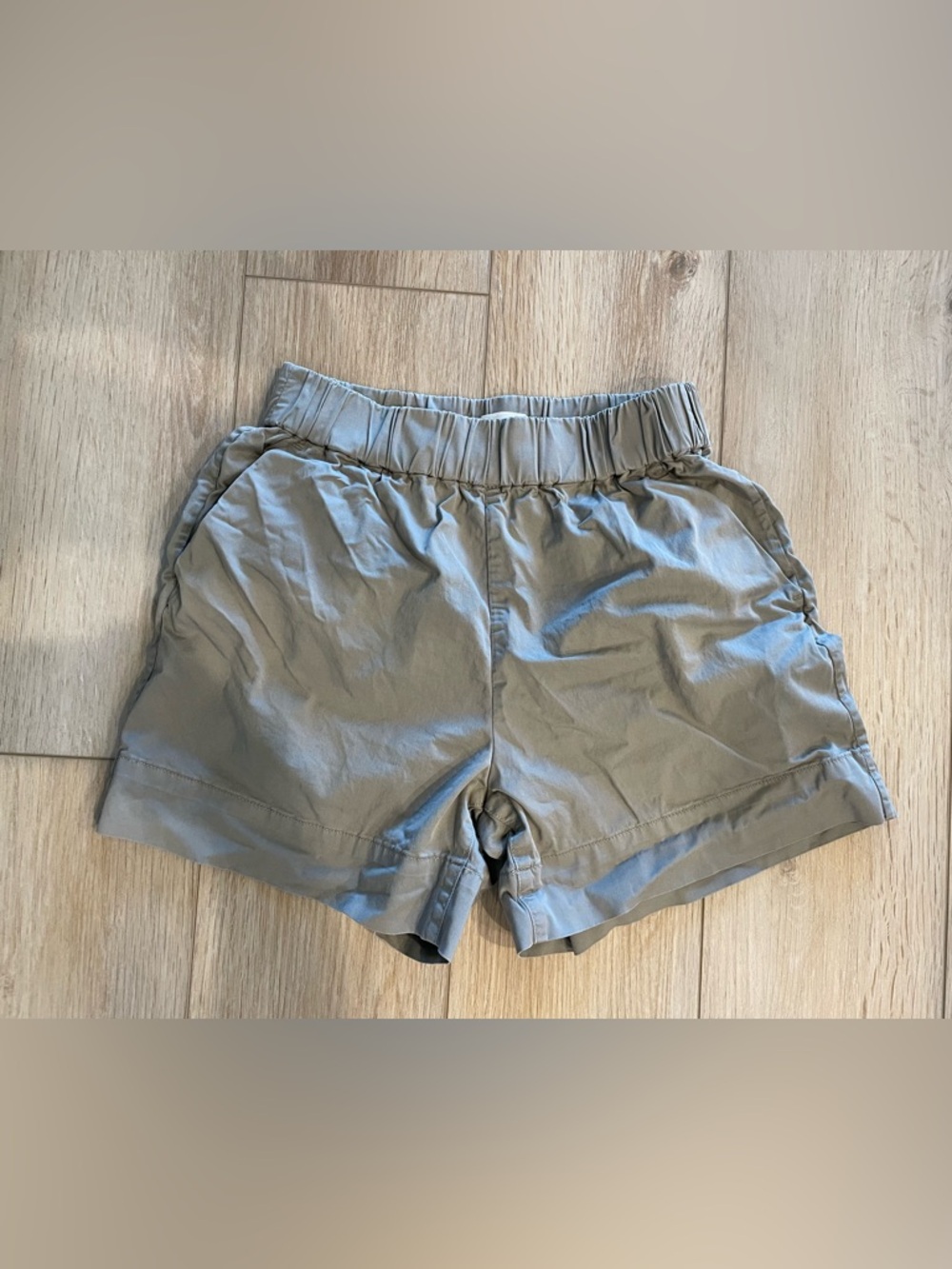 Women’s Everlane Light Olive Elastic-Waist Shorts size medium